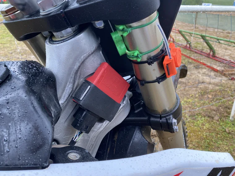 Transpondeur RF positionné en haut de fourche sur moto