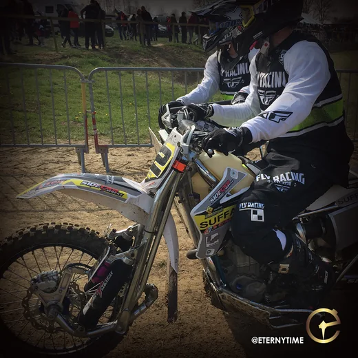 Exemple de transpondeur RF visible sur motocross
